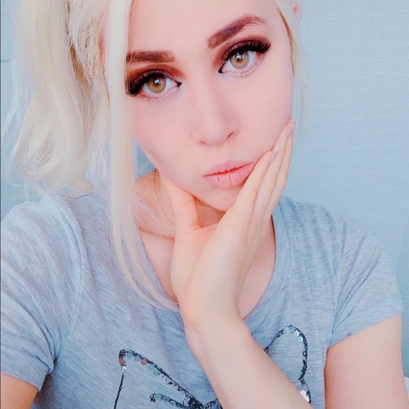 Meet your Posher, @felicityrenz - Picture 1 of 1